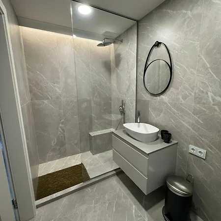 Modern Luxury In Old Town Apartment *