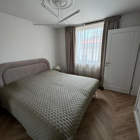 Modern Luxury In Old Town Apartment *