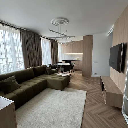 Modern Luxury In Old Town Apartment *