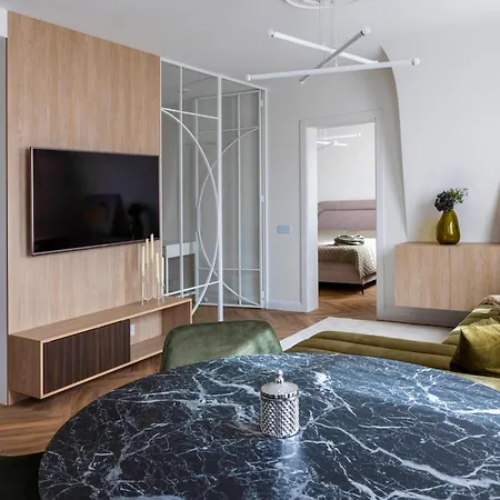 Modern Luxury In Old Town Apartment *